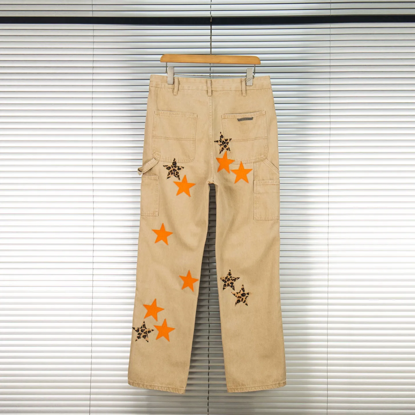 P280 Chrome Hearts khaki orange leopard print star couple jeans are a hot trend this season and are sought after by countless celebrities and fashionistas. The neat details of the cutting process add color to the playful fashion! The neat and meticulous design, and the well-fitting structure is unique. The upper body not only has outstanding recognition, but also looks younger and younger. A style with the ultimate wearing meaning and performance, gorgeous color matching, and the craftsmanship of this style is also extremely extraordinary. After the finished product is washed, it is disassembled and hand-made with sheepskin cross leather and then spliced ​​together to complete. The whole piece has too many craftsmanship to describe. It is decorated with patchwork cross flowers and high-waisted washed jeans! ! Absolutely high-end luxury product, a god-level single product, a super popular product, made with top heavy industry, a must-see magic weapon that can't be missed. Style number: 1828# Size: 30 32 34 36 Color: Khaki